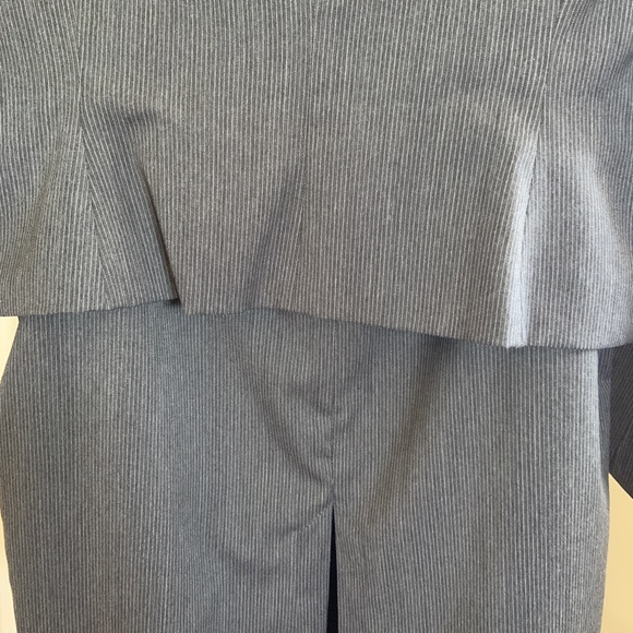 Calvin Klein size 8 Gray pinstripe skirt suit. Fully lined. - Picture 4 of 5